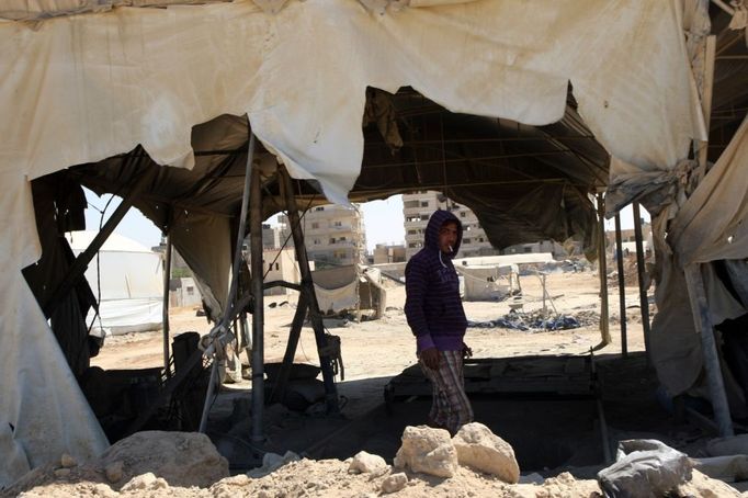 8 Titulek: Gaza's tunnel mugglers on Egypt border idle Popis: A Palestinian youth works outsideside a smuggling tunnel beneath the Egyptian-Gaza border in Rafah, in the southern Gaza, October 8, 2013. Gaza's tunnel smugglers along the border with Egypt are mostly idle these days. Since the summer, Egypt's military has tried to destroy or seal off most of the smuggling tunnels under the Gaza-Egypt border, a consequence of the heightened tensions between Cairo and the Hamas government in Gaza which is suffering a bad economic recession.