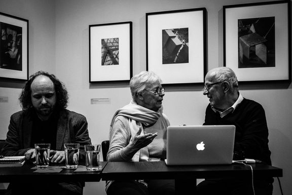 Miloslava Rupešová diskutuje s kurátorem výstavy Funkeho fotografií Vladímírem Birgusem.