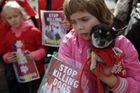 Holčička se svým psem protestují proti likvidaci toulavých psů v Rumunsku.