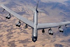 Hrozba útoku roste. Nevyzpytatelný Trump poslal k Íránu bombardéry i letadlovou loď