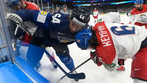 Mikael Granlund a Michal Kempný v zápase Česko - Finsko na MS 2022