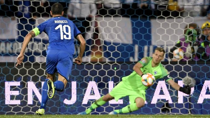 Lukas Hradecky inkasuje z penalty gól, který rozhodl o výhře Italů 2:1 v kvalifikačním střetnutí ve Finsku