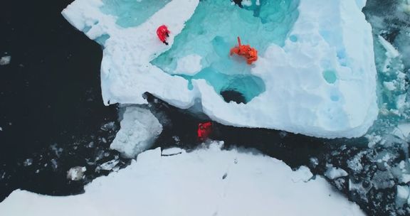  'Lidé neumírají na ledovci, ale pod ledovcem'," řekl průvodce o jeskyních.