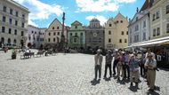 Turisté, z nichž mnozí mají Krumlov raději než Prahu, nemají o povodni ani potuchy.