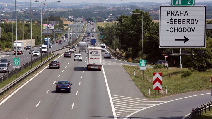 Víkendové silniční peklo. Policie preventivně připraví odtahovky, ŘSD omezí údržbu