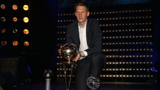 Milan Škoda s trofejemi pro nejlepšího střelce a nejlepšího hráče ligy.
