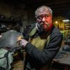 Kovář, platnéř Petr Brožek, výroba plátové zbroje a helmy