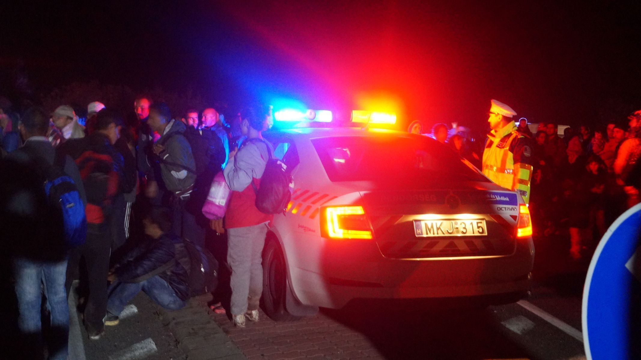 Maďarská policie na dálnici za táborem v Röszke