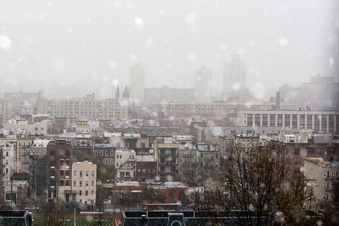 A general view of hoboken partially covered by fog and snow during a Nor'easter, also known as a northeaster storm, in Hoboken, New Jersey, November 7, 2012. A wintry storm dropped snow on the Northeast and threatened to bring dangerous winds and flooding to a region still climbing out from the devastation of superstorm Sandy. REUTERS/Eduardo Munoz (UNITED STATES - Tags: ENVIRONMENT DISASTER) Published: Lis. 7, 2012, 8:55 odp.