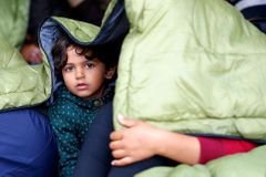 Ponižování, špinavé matrace i sandály do zimy. Šabatová kritizuje podmínky pro děti uprchlíků v Bělé