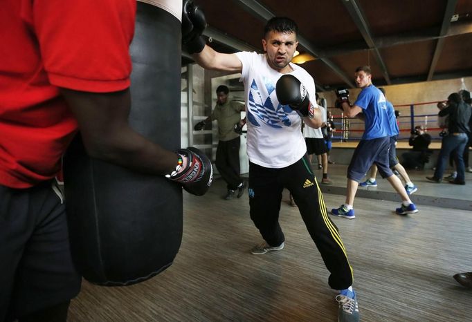 Unemployed Belgian Mohamed Sammar takes part in a "Fit for a job" boxing class in Brussels June 14, 2013. Sammar, 27, has been looking for a job in the construction sector for 2 years. "Fit for a job" is the initiative of former Belgian boxing champion Bea Diallo, whose goal was to restore the confidence of unemployed people and help them find a job through their participation in sports. Picture taken June 14, 2013. REUTERS/Francois Lenoir (BELGIUM - Tags: SPORT BOXING SOCIETY BUSINESS EMPLOYMENT) Published: Čec. 5, 2013, 4:39 odp.