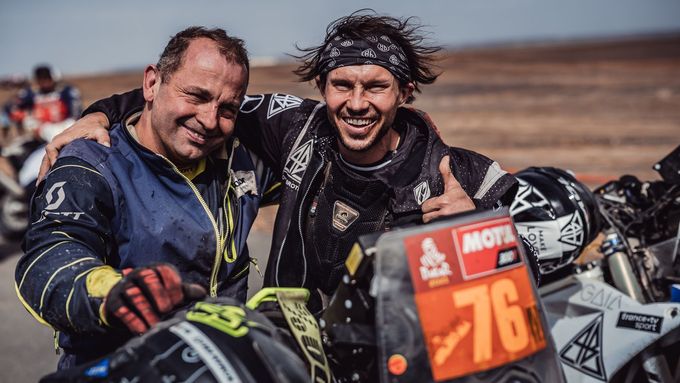 Roman Krejčí a Libor Podmol v cíli Rallye Dakar 2021.