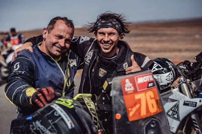 Roman Krejčí a Libor Podmol v cíli Rallye Dakar 2021.