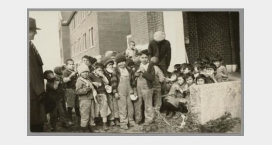 Dobová fotografie z rezidenční školy pro První národy v Kamloops z roku 1931.
