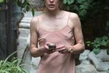 Na bienále v Benátkách se stala performerkou i herečka a modelka Milla Jovovich (série Resident Evil, Tři mušketýři).