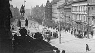 Pohled od Národního muzea směrem na Václavské náměstí, Praha, 1921. Na snímku je dobře vidět, kudy vedla trať tramvají.