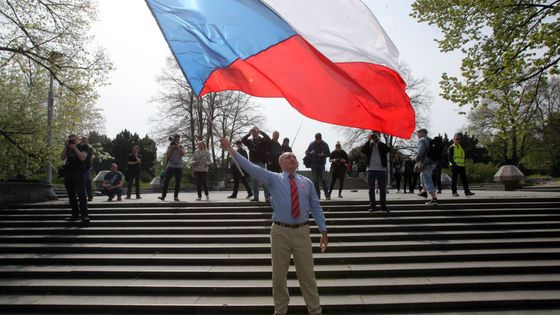 Blok proti islámu demonstroval v Praze. Zradilo ho hezké počasí