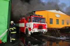 V Řišti na Strakonicku vyhořela truhlářská hala, škoda je 30 milionů korun