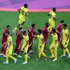 Oba týmy se zdraví před zápasem MS 2022 Katar - Ekvádor