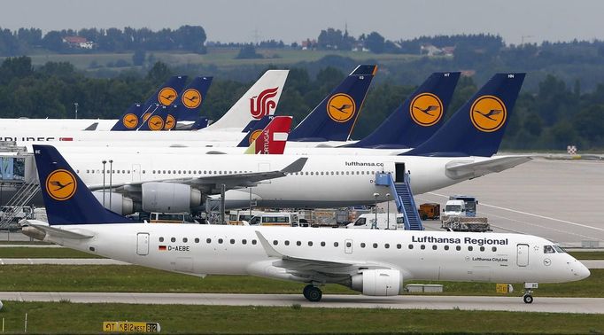 Lufthansa planes stand on the tarmac at Munich's international airport August 30, 2012. Passengers face widespread flight disruption from Friday after Lufthansa cabin crew representatives said they would start a series of strikes over pay and cost-cutting measures at Germany's largest airline. The UFO union, which represents around two thirds of Lufthansa's 19,000 cabin crew, would not say on Thursday which locations will be targeted or give the exact timing of strikes, saying only it would give six hours' notice. REUTERS/Michael Dalder (GERMANY - Tags: TRANSPORT BUSINESS EMPLOYMENT) Published: Srp. 30, 2012, 11:41 dop.