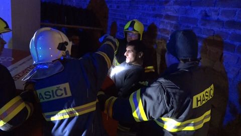 VIDEO: Muž se zasekl v kontejneru, vyprošťovali ho hasiči. Co tam hledal, neřekl