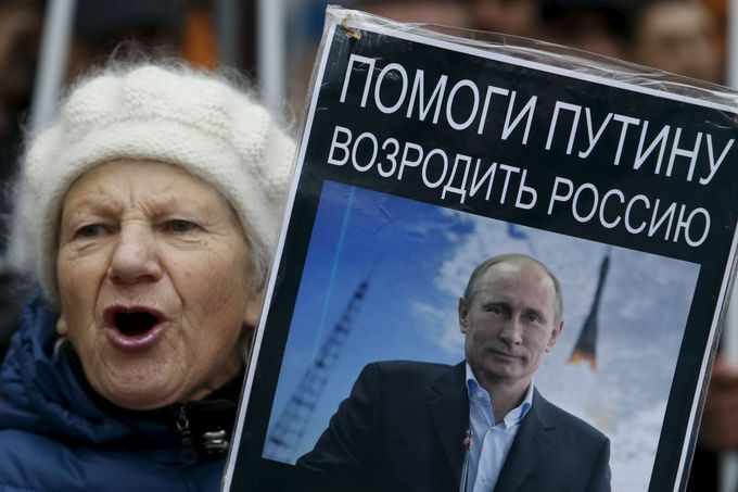 "Pomoc Putinovi obrodit Rusko." Účastnice demonstrace v Den ruské národní jednoty.