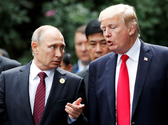 FILE PHOTO: U.S. President Donald Trump and Russia's President Vladimir Putin talk during the family photo session at the APEC Summit in Danang, Vietnam November 11, 2017