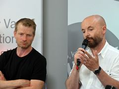 Herec Matěj Hádek a režisér Tomáš Mašín při středeční debatě o filmu Bratři.