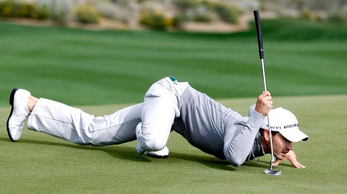 Kolumbijec Camilo Villegas kontroluje přiklepnutí na 11. jamce během semifinálového kola golfového šampionátu WGC- Accenture Match Play v Maranu, Arizoně, 20. února 2010.