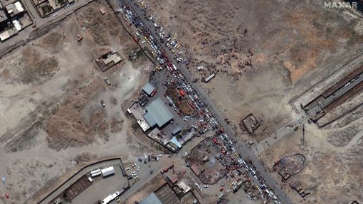 Satelitní snímky zachycují davy lidí u kábulského letiště.