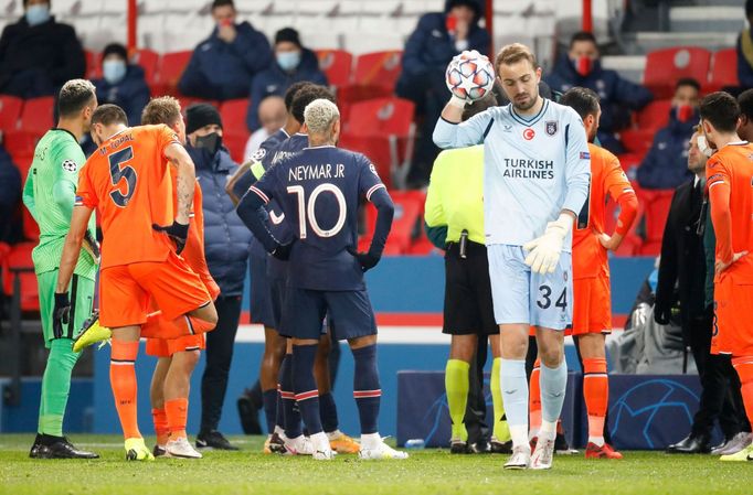 Oba týmy nakonec zamířily do kabin a duel nedohrály. Zápas bude pokračovat ve středu večer s jinými rozhodčími.