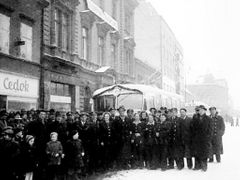 V Pardubicích se trolejbusy poprvé vydaly na trasu 20. ledna 1952. První linka vedla od starého nádraží přes střed města do Semtína a Bohdanče. Foto ze zahájení z archivu Dopravního podniku města Pardubic.