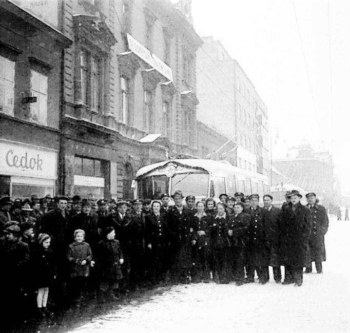 V Pardubicích se trolejbusy poprvé vydaly na trasu 20. ledna 1952. První linka vedla od starého nádraží přes střed města do Semtína a Bohdanče. Foto ze zahájení z archivu Dopravního podniku města Pardubic.