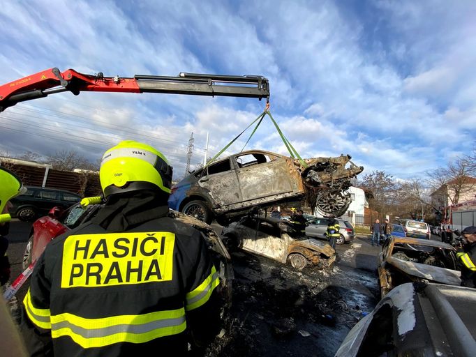 Požár zničil nebo poškodil devět aut