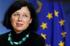 Vláda otálí s nominací eurokomisaře. Aby vyhověla zákonu, svolá poslance z dovolené