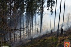 Z místa požáru v Českém Švýcarsku už se stáhli hasiči