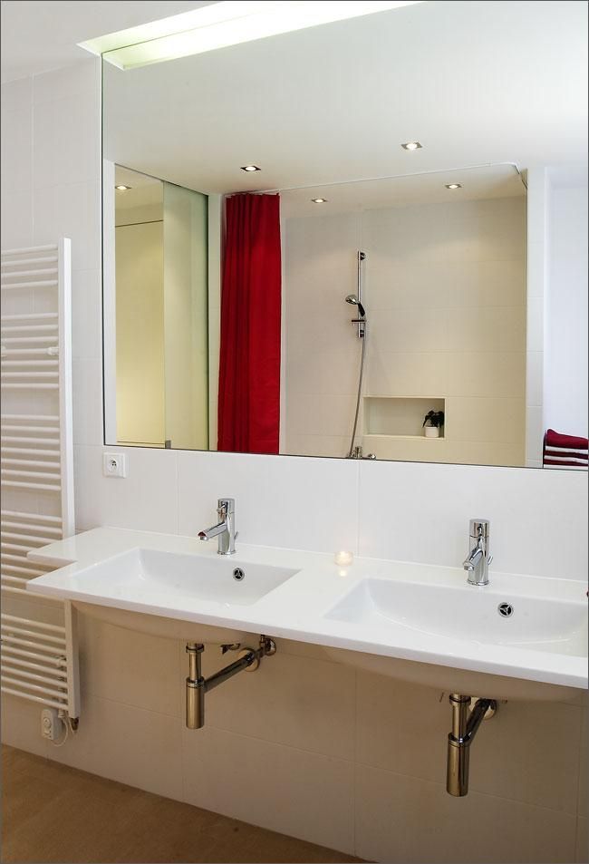 Koupelna má rovněž denní světlo a stropnní bodové osvětlení.