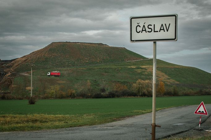 Město Čáslav a skládka v jeho blízkosti.