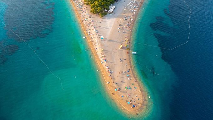 Nejhezčí pláž v Chorvatsku stále mění svůj tvar. Turisté kvůli ní minou krásy ostrova