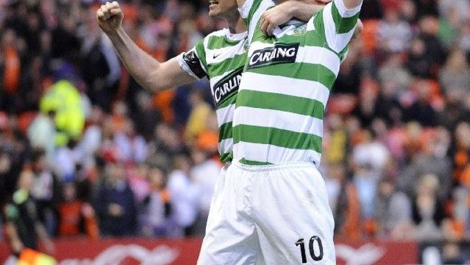 Jan Vennegoor of Hesselink ze Celtiku Glasgow se raduje z gólu do sítě Dundee United. Celtik obhájil skotský fotbalový titul.