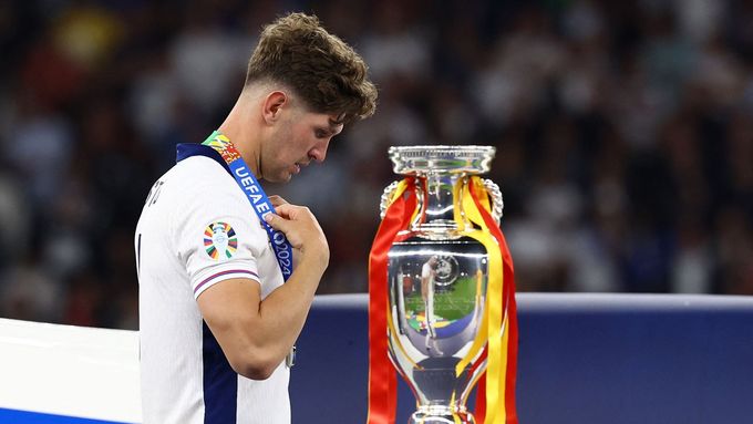 John Stones smutně prochází vedle trofeje pro vítěze po finále Eura 2024 Španělsko - Anglie