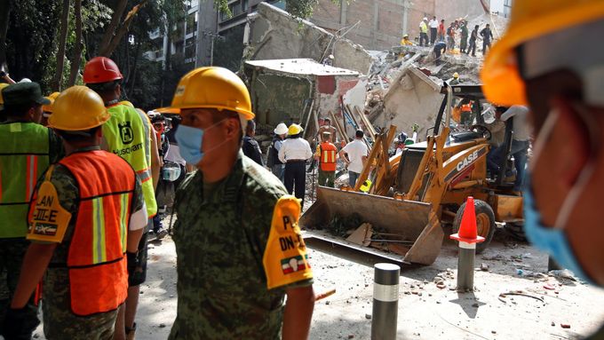 Při zemětřesení v Mexiku zemřelo v úterý nejméně 245 lidí.