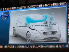 Takto svůj počin Volvo prezentuje na velkoplošné obrazovce na ženevském autosalonu.