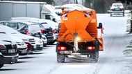 Zbýšov u Brna: Sypací vůz vyráží na zasněžené silnice.​