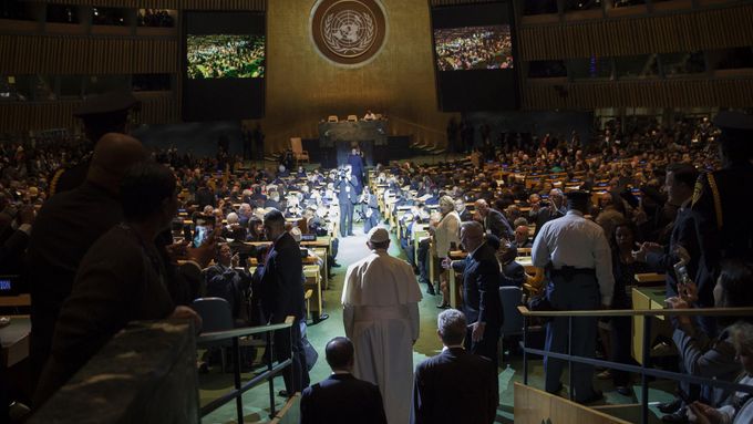 Obrazem: Papež František před shromážděním OSN kritizoval kulturu plýtvání a islamisty