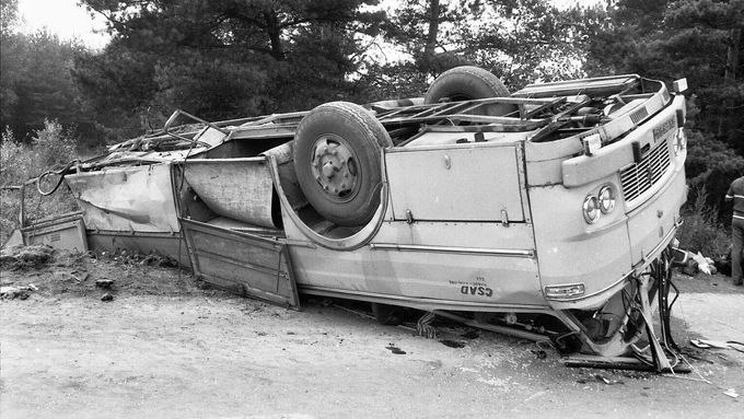 Autobusem z Rychnova jelo v pátek 23. srpna 1985 celkem 45 cestujících a řidič, když jej v Ralsku srazil tank sovětských okupantů.