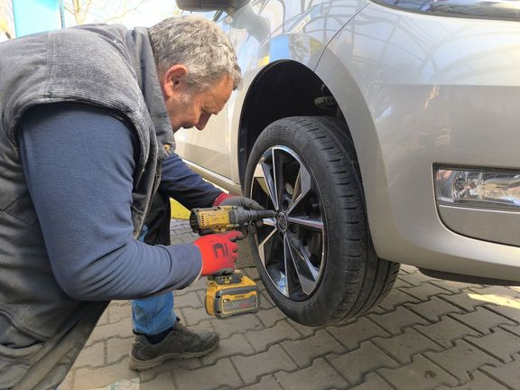Pokud jste ještě nestihli vyměnit zimní pneumatiky, určitě si udělejte před dovolenou čas na jejich výměnu. Zároveň zkontrolujte stav všech pneumatik včetně rezervy