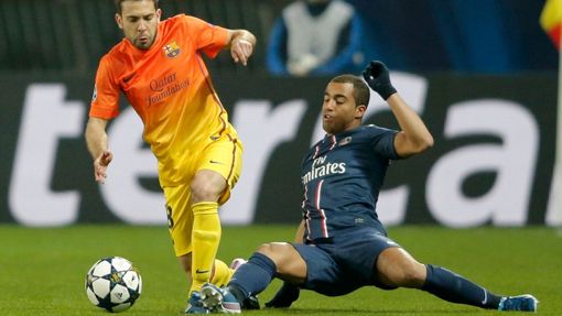 Fotbal, Liga mistrů, Paris St Germain - Barcelona: Lucas (vpravo) -  Jordi Alba