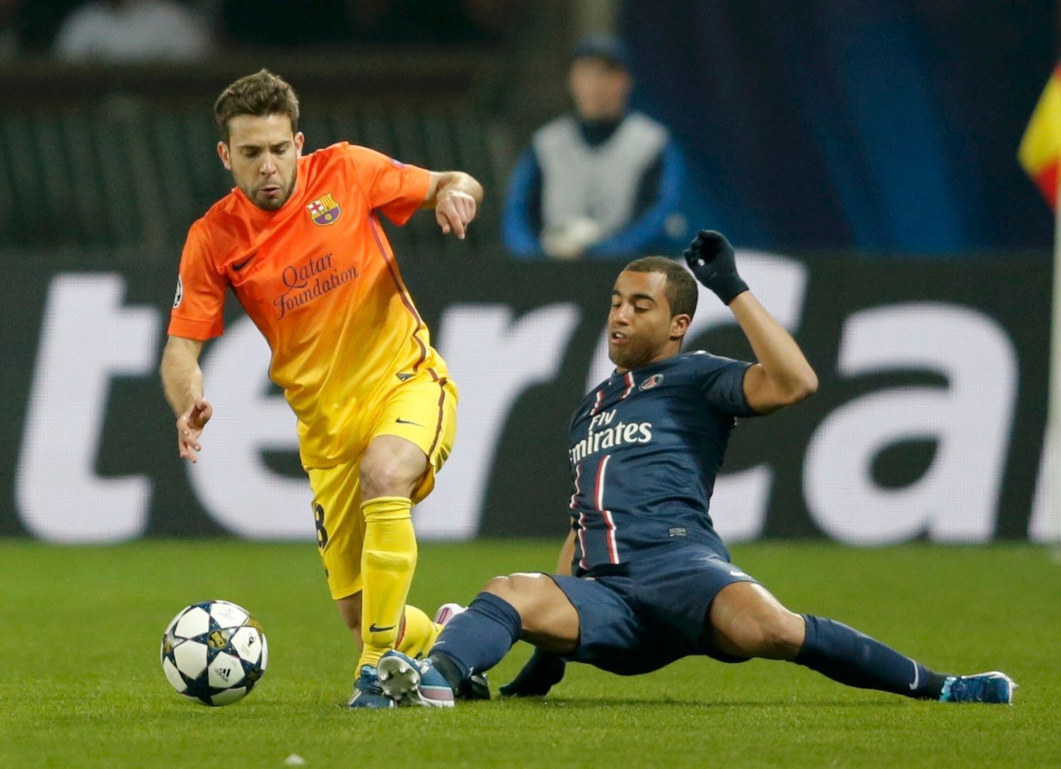 Fotbal, Liga mistrů, Paris St Germain - Barcelona: Lucas (vpravo) -  Jordi Alba