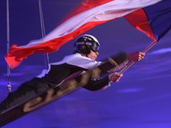 Nad hlavami diváků v liberecké aréně se přehnal lyžař s českou vlajkou. Mistrovství světa v lyžování začalo.